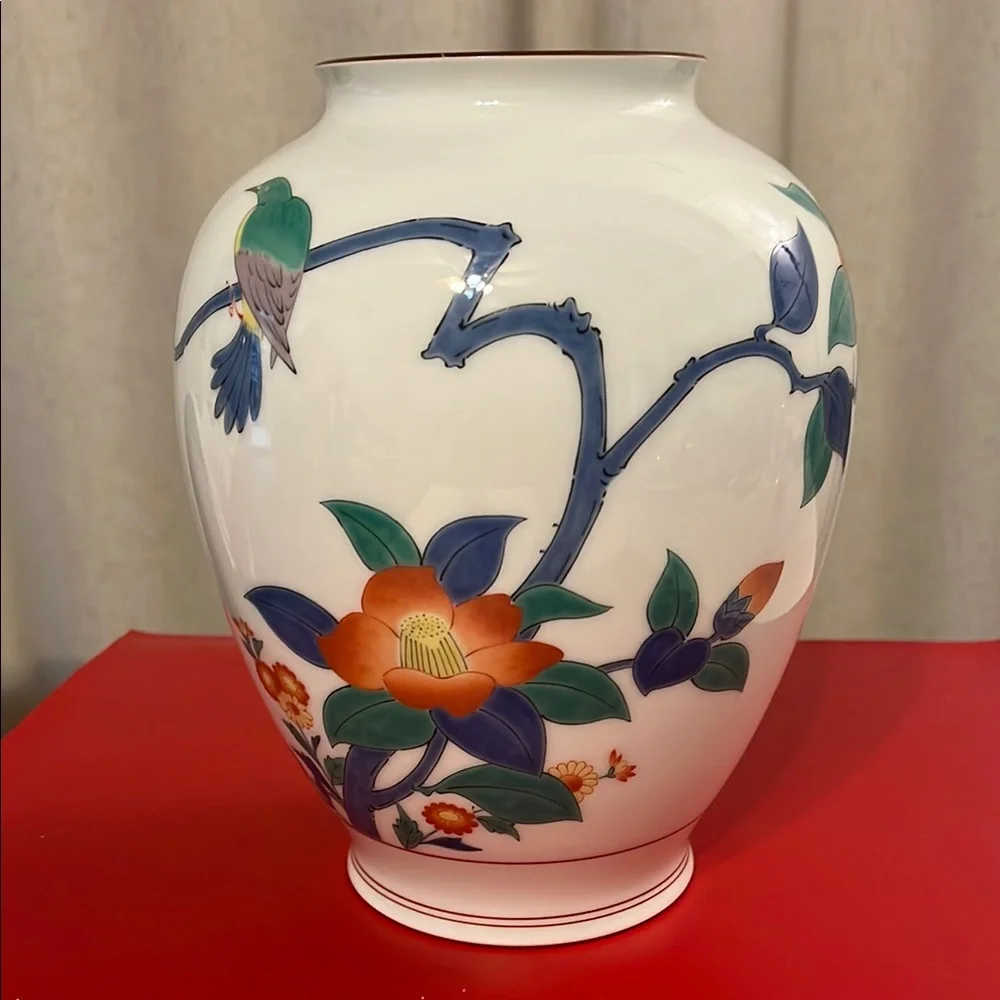 Vintage 1982 Koransha Sakaida Kakiemon XIII Procelain Vase 9”H 6.5”D